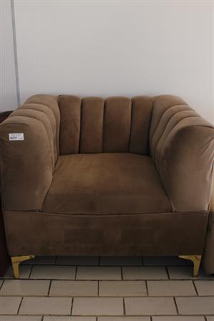 BROWN 1 SEATER COUCH(S066833A)