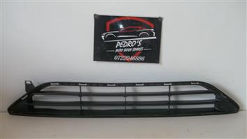 Nissan X-Trail T32 front bumper centre grille