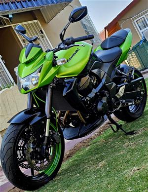 KAWASAKI Z750 (STUNNING MACHINE)