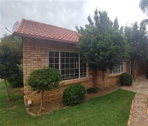 Cosy secure 2 bedroom townhouse available 1 February 
