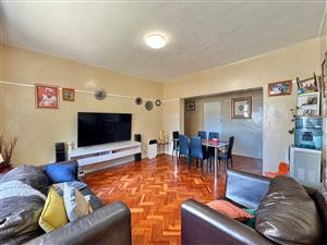 Generously sized  3-Bedroom Apartment for Sale at Woodlands, Rondebosch