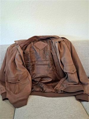 Men’s Roundtree & Yorke jacket  100% genuine leather. Features a unique map-print interior