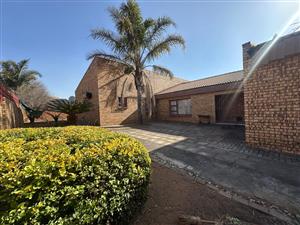 Perfectly kept and spacious home awaits !