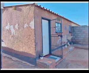 HOUSE IS FOR SALE IN BRAAMFISHER PHASE 2 WITH A WALL AROUND AND A GATE FOR SALE.