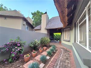 Smaakvol 2 slaapkamer Opgegradeerde Grasdakhuisie in Die Oog Aftree Langoed – Aktiewe Aftrede
