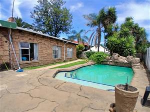 4 Bedroom House with pool in Sunair Park, Brakpan
