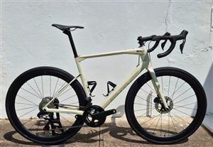 2023 BMC Roadmachine Three. 56. Ultegra Di2 12s. Shimano carbon wheels