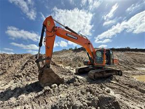 Doosan Dx220LCA excavator