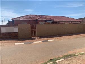 SOACIOUS HOME FOR RENT IN GREENVILLAGE, SOWETO