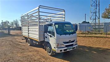 2017 HINO 300 614