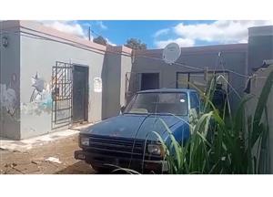 A HOUSE WITH 2 BEDS AND 1 OUTSIDE ROOM FOR SALE IN MERITING LENASIA.