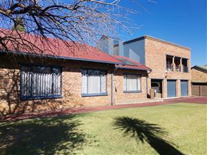 " Elegant and Stylish 4-Bedroom Mayfield Park Family Home with Pool, Inverter, and Triple Garages –
