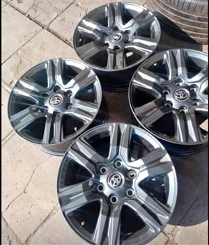 17" Toyota Hilux/Fortuner original black mags 