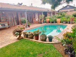 Poolside Paradise : 4- beds