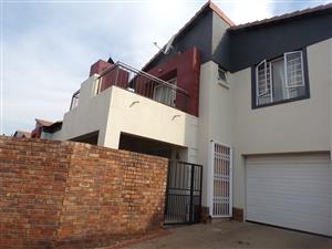 NEAT 4 BEDROOM TOWNHOUSE IN OU KRAAL ESTATE