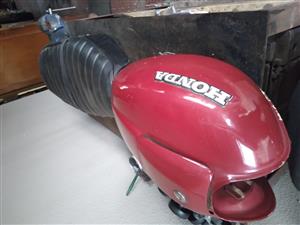 Honda 400N seat and petrol tank, think the tank is from a Hawk