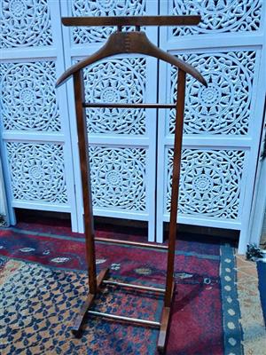 Classic Wooden Valet Coat Rack with Ornamental Backdrop
