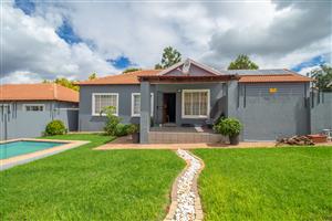 Neatly revonated 3 bed 2 bath Townhouse with a Pool For sale