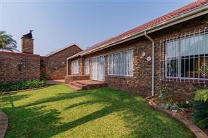Townhouse For Sale in Birchleigh North