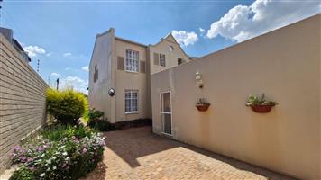 Townhouse For Sale in New Redruth