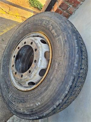Truck tyre and rim size 315/80/R22.5
