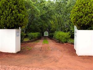 Fully Furnished 2-Bedroom Retreat Just Outside Town!