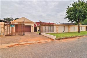 Spacious Family Home with Flatlet in Sought-After Ridgeway