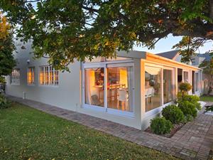 House For Sale in Grotto Bay