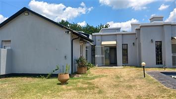 Large 4-Bedroom, 4-Bathroom Family Home for Rent in Brackenhurst