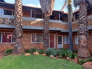 **Prime Kenleaf Investment Gem – Stylish 2-Bedroom Unit in Secure Complex!**