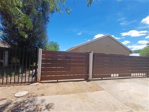 2 bedroom flat to let in Komani Park