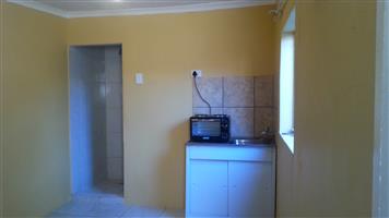 Batchelor flat R 2 500,00 pm ( water, lights included and unlimited internet )