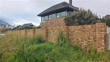 Fixer-Upper Opportunity in Pringle Bay close to main swimming beach for Sale