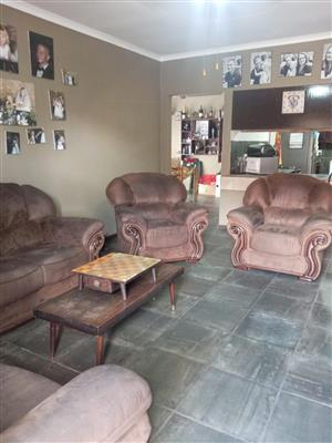 Beautiful Family Home with 2 Flatlets for Sale in Falcon Ridge, Vereeniging