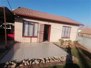 Spacious 2-Bedroom house for Sale in Lotus Gardens!!!