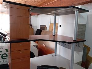 1800x1200 cluster desk