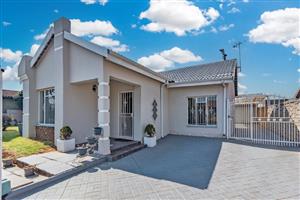 Stunning 3 Bed 2 Bathroom Double Garage Sparkling Pool and Lapa with 1 Bed Flatlet in Riverlea