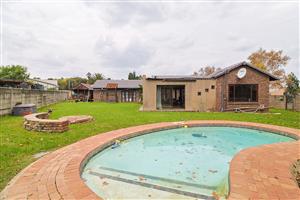Entertainment Gem with Flatlet, Pool & Family-Friendly Extras