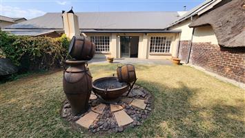 Lovely Unit in Complex– Perfect Location!