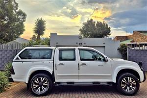 ISUZU KB 300 DOUBLE CAB WITH CANOPY ON (EXCELLENT BAKKIE)