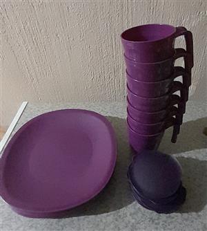 Tupperware picnic / braai eat/ travel / camping set Plates and cups with lids