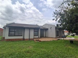 4 Bedroom House at a bargain price in Meyerton Park.. Slight fixer upper with swimming pool