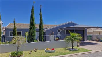 Family Home with Income Potential in Quiet Cul-de-Sac