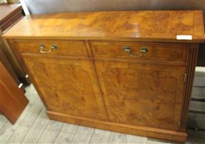 BROWN WOODEN 2 DOOR CABINET S064962S