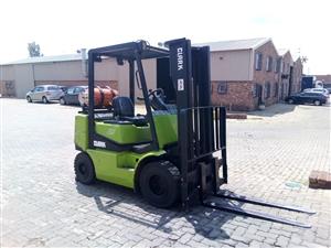 USED 2002 CLARK 2.5 TON LP GAS FORKLIFT FOR SALE