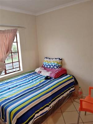 A room available in a 2 bedroom flat to rent at Phillip Nel park Pretoria west 