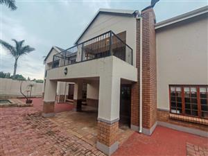 House For Sale in Die Hoewes