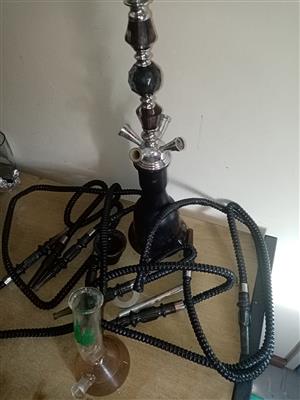4 pipe hubbly/hookah in good condition and a bong. 