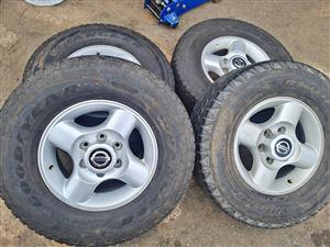 Nissan np300 original alloy mags size 16 aset+tyres used