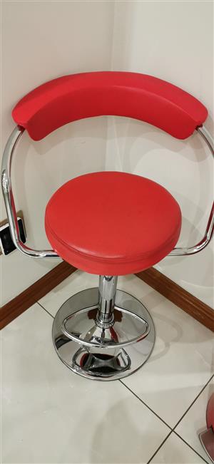 Adjustable bar stool 